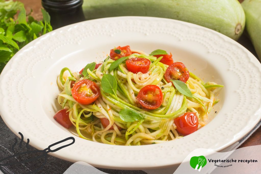 Pastasalade met gegrilde courgette en tomaatjes